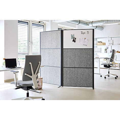 Büro-Trennwände mit Filzoberfläche und Whiteboard-Elementen in einem hellen, modernen Arbeitsbereich.