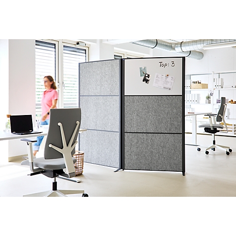 Modulare Stellwand mit grauen Filzpaneelen und Whiteboard in einem hellen Büro.