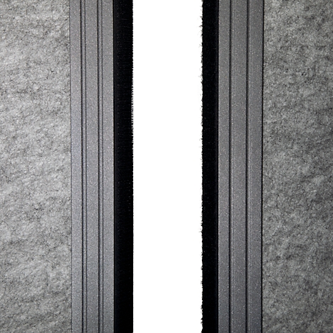 Morceau de tissu gris avec des rayures noires et un espace blanc entre les deux. Le tissu est rugueux, les rayures lisses.