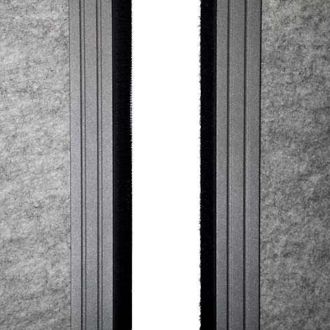 Gros plan sur du velcro noir et une structure en feutre gris avec un espace blanc entre les deux.