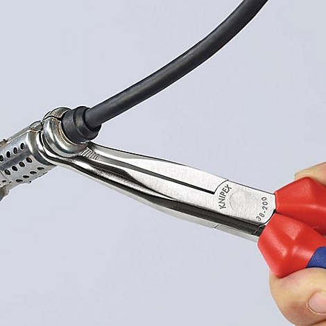 Close-up van een tang die een kabel vasthoudt. Rode en blauwe handvatten, zilveren tangkop, zwarte kabel.