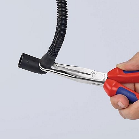 Een hand die een tang met rode en blauwe handvatten vasthoudt, die een zwarte slang vasthoudt.