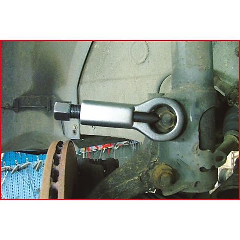 Werkzeug an einem Autoteil. Metallschrauben und -muttern.