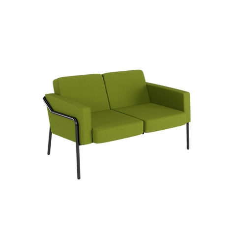 Een groene 2-zitsbank met een zwart metalen frame. Het staat tegen een witte achtergrond.