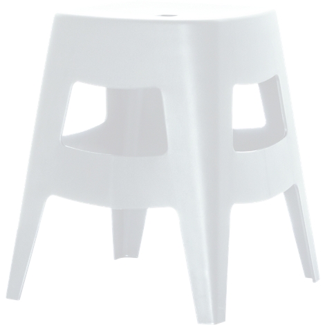 Weißer, quadratischer Hocker mit rechteckigen Aussparungen. Er steht auf vier Beinen, die sich nach unten verjüngen.