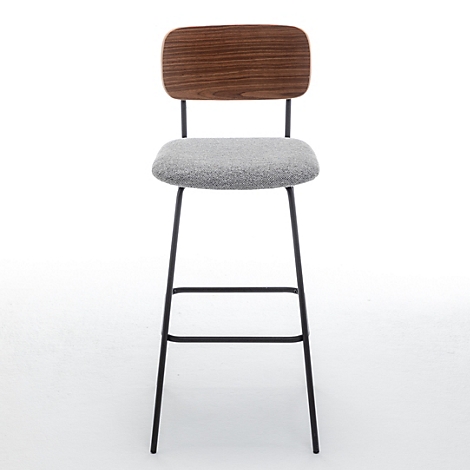 Hellgrauer Barhocker im Profil. Schwarzes Metallgestell, gepolsterter Sitz und Rücken aus Holz.