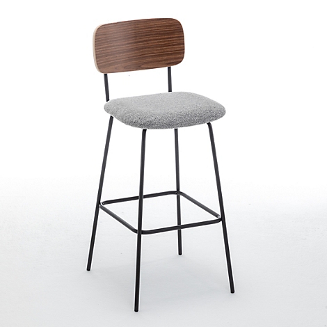 Detailaufnahme eines Stuhls. Holzlehne, grauer Sitz, schwarzes Gestell. Vor weißem Hintergrund.