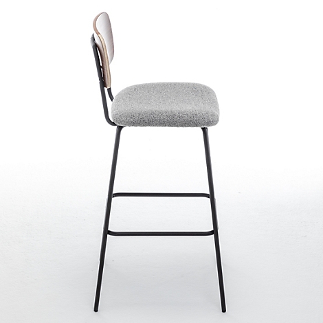 Ein Barhocker mit grauem Sitz und Holzlehne vor weißem Hintergrund. Schwarzes Metallgestell.