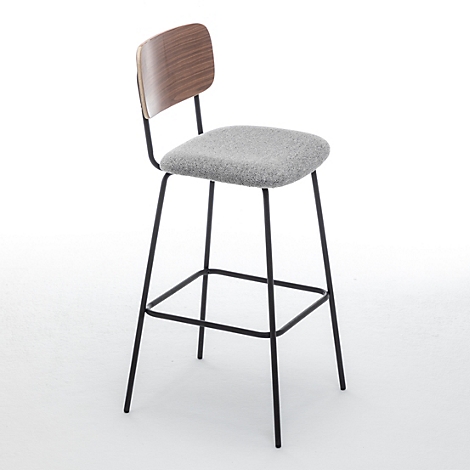 Ein Barhocker mit Holzlehne, grauer Sitzfläche und schwarzen Metallbeinen. Der Stuhl steht vor weißem Hintergrund.