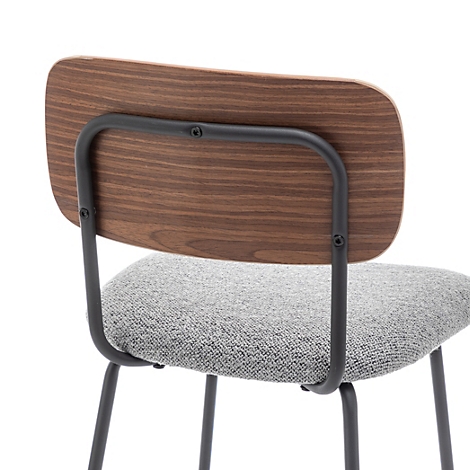 Ein Barhocker von hinten gesehen. Holzlehne, grauer Sitz, schwarzes Metallgestell.