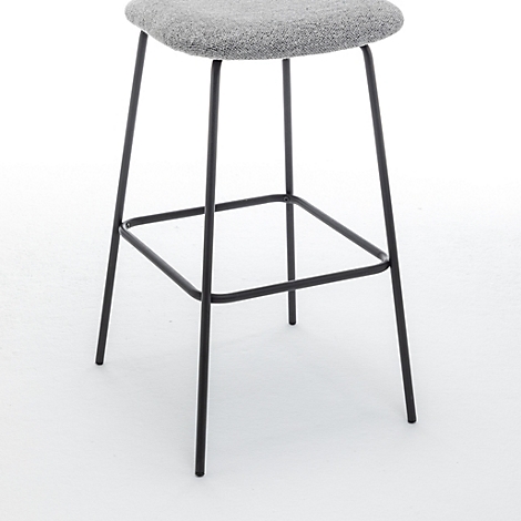 Ein Barhocker von hinten: Holzlehne, grauer Sitz, schwarzes Metallgestell. Auf weißem Hintergrund.