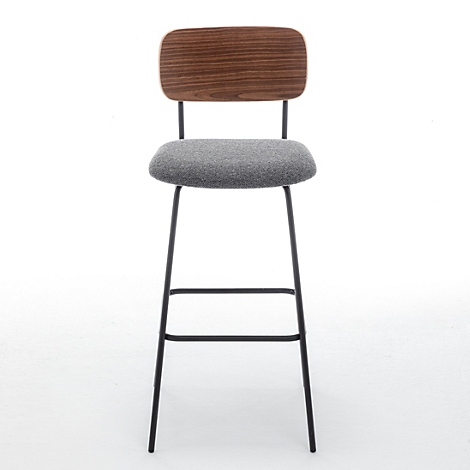 Detailaufnahme eines Stuhlrückens. Holzlehne, grauer Stoff und dunkles Metall bilden einen modernen Look.