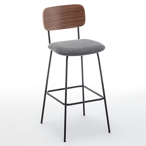 Ein Barhocker von hinten: Holzlehne, grauer Sitz, schwarzes Metallgestell. Auf weißem Hintergrund.