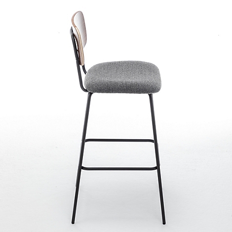 Ein Barhocker vor weißem Hintergrund. Der Stuhl hat einen grauen Sitz und eine hölzerne Rückenlehne.