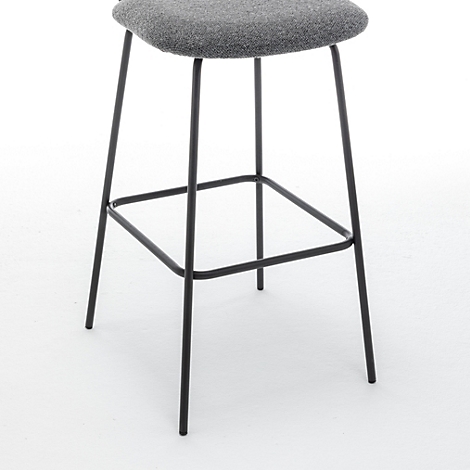 Hochhocker mit Holzlehne und grauem Sitz, schwarzes Metallgestell auf weißem Hintergrund.