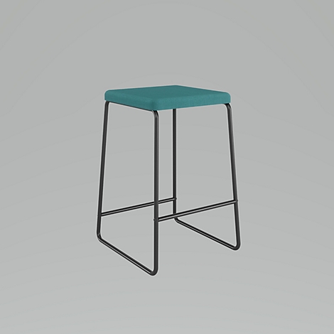 Hocker mit tealfarbener Sitzfläche und schwarzen Metallbeinen, auf grauem Hintergrund.