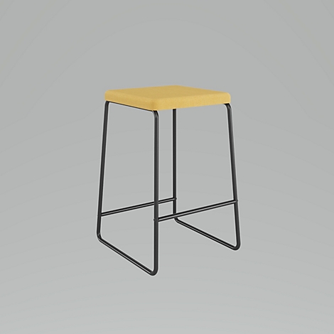Gelber Hocker mit quadratischer Sitzfläche und schwarzem Metallgestell. Grauer Hintergrund.