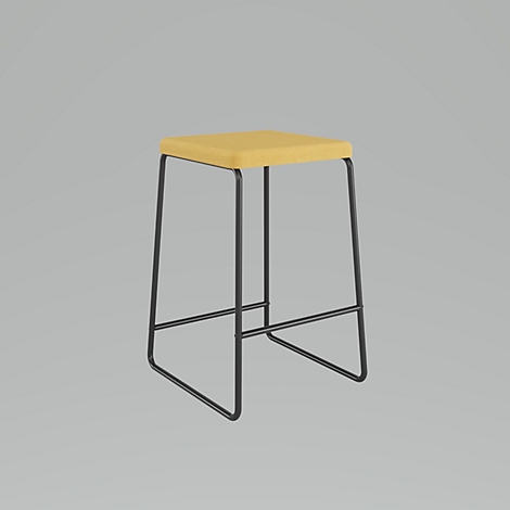 Gelber Hocker mit quadratischer Sitzfläche und schwarzen Metallbeinen. Steht vor grauem Hintergrund.