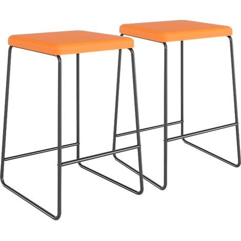Zwei Barhocker mit orangefarbenen Sitzen und schwarzen Metallgestellen stehen nebeneinander.