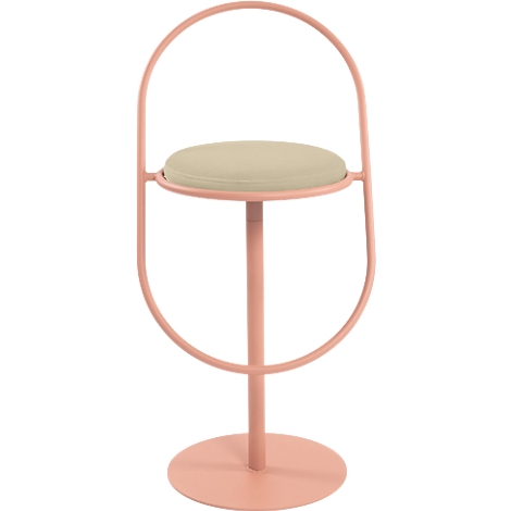 Ein rosa Barhocker mit runder Sitzfläche und gebogener Rückenlehne.