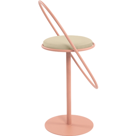 Rosafarbener, minimalistischer Hocker mit rundem Sitz und einem geschwungenen Rücken. Der Fuss ist ebenfalls rund.