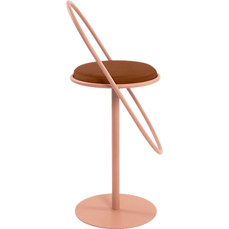 Rosa Hocker mit kreisförmigem Gestell und brauner Sitzfläche. Der Sitz ist auf einer Säule befestigt, die in einem kreisförmigen Fuss verankert ist.
