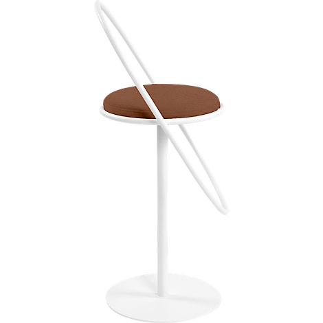 Weisser Stuhl mit brauner Sitzfläche, Rückenlehne und Standfuss. Das Design ist minimalistisch.
