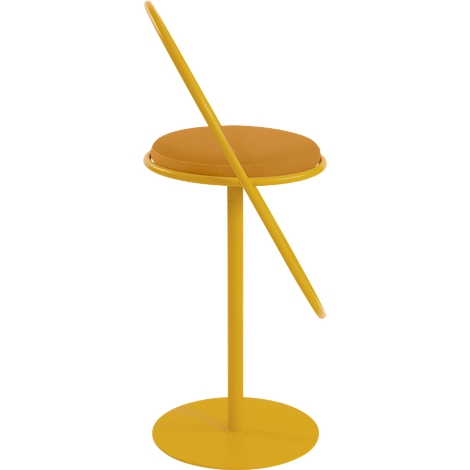 Gelber, minimalistischer Hocker, diagonale Lehne, runde Sitzfläche und Fuss.