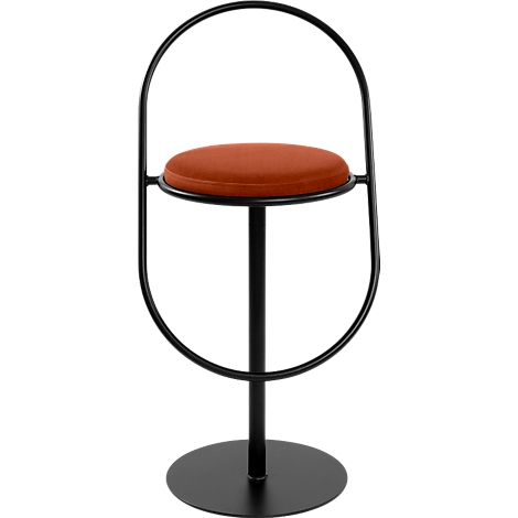 Schwarzer Barhocker mit orangefarbener Sitzfläche und gebogenem Gestell.
