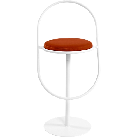 Weisser Barhocker mit orangefarbenem Sitz. Der Metallrahmen hat eine runde Sitzfläche und eine halbrunde Rückenlehne.
