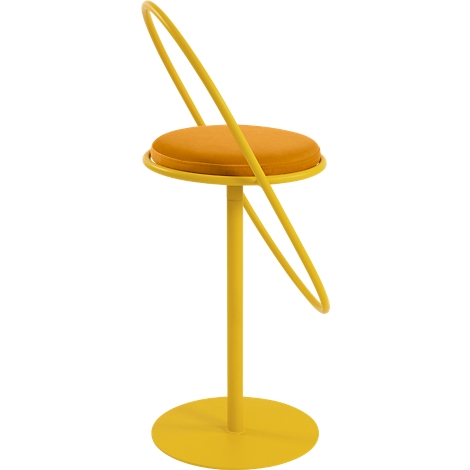 Gelber Stuhl mit rundem Sitz und Rückenteil. Der Stuhl hat einen Ring als Rückenlehne.