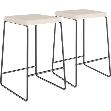 Twee barkrukken met crèmekleurige zittingen en zwarte metalen frames.