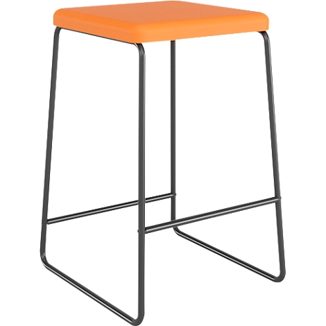 Oranje barkruk, vierkante zitting, donker metalen poten.