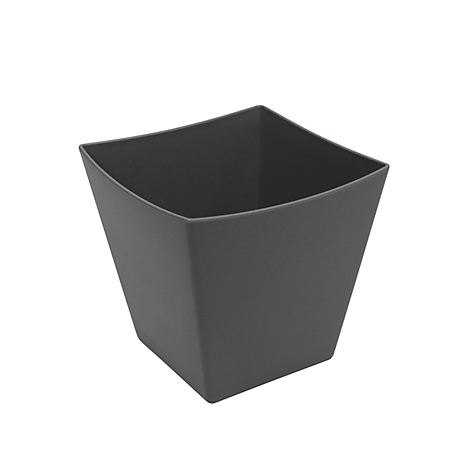 Pot de fleur carré en plastique gris, prise de vue en diagonale par le haut.