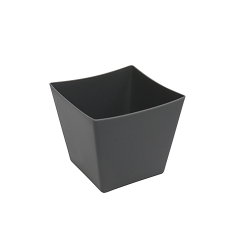Pot de fleurs carré gris foncé avec des bords légèrement incurvés. Sur fond blanc.