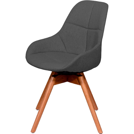 Grijze stoffen stoel met houten poten. De stoel heeft een ergonomische vorm en staat tegen een witte achtergrond.