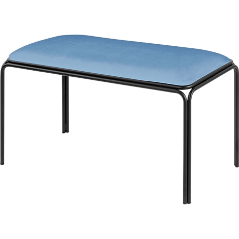 Een blauwe kruk met een zwart metalen frame, op een witte achtergrond. De kruk heeft een gewatteerde zitting.
