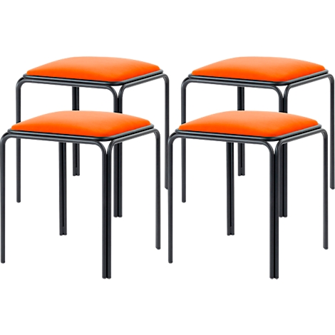 Vier zwarte krukken met oranje zittingen staan naast elkaar.