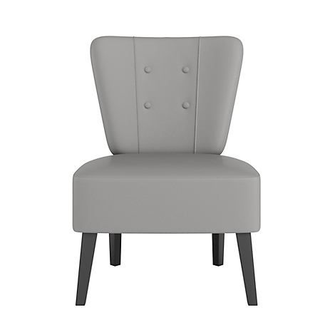 Grijze fauteuil op een witte achtergrond, met donkere poten en knopen op de rugleuning.