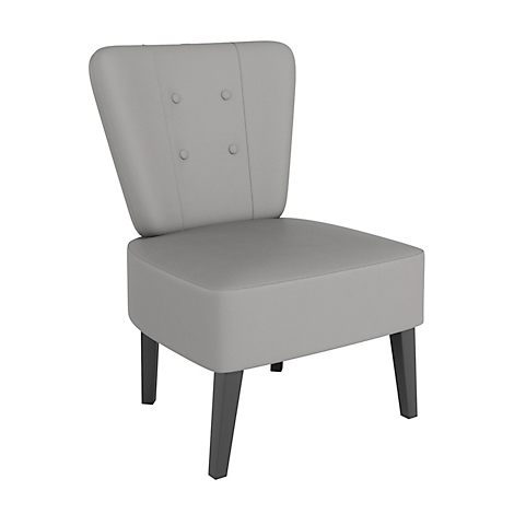 Een lichtgrijze fauteuil met donkergrijze poten en knoopdetails op de rugleuning.