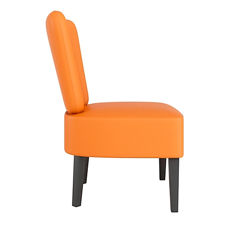Een oranje stoel in profiel. Rugleuning golvend, grijze poten.