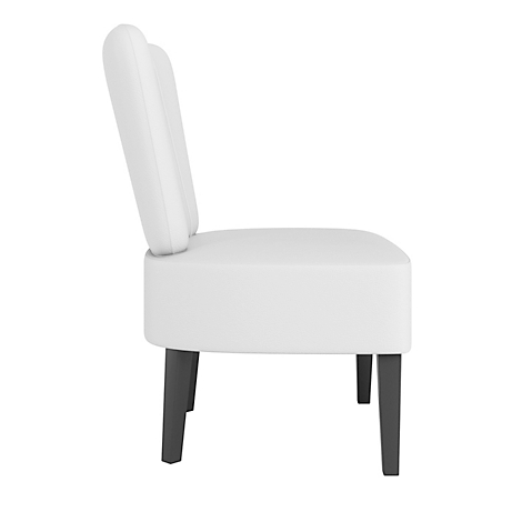 Witte stoel in profiel. Donkere poten, hoge rugleuning.