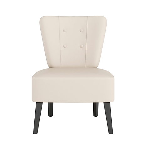 Crèmekleurige fauteuil tegen een witte achtergrond. Gewatteerde rugleuning met 3 knopen. Zwarte poten.