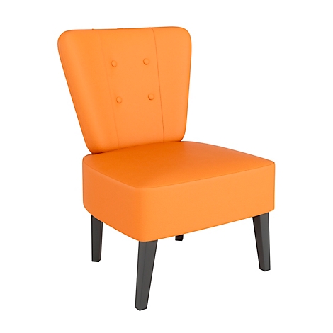 Oranje fauteuil, met grijze poten, tegen een witte achtergrond. De rug is versierd met knopen.