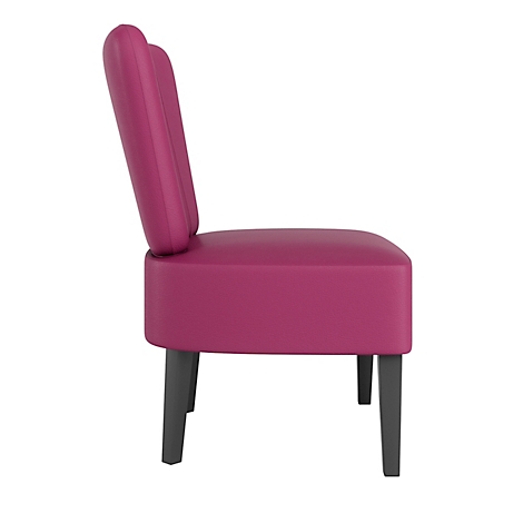 Zijaanzicht van een roze stoel. De stoel heeft een hoge, gebogen rugleuning, een vierkante zitting en grijze poten.