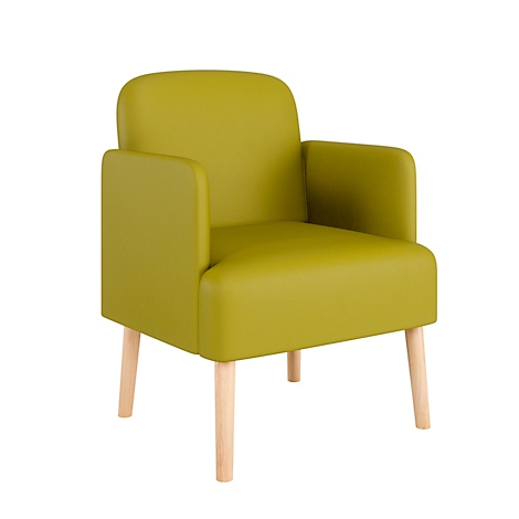 Een groene fauteuil met armleuningen en lichte houten poten.