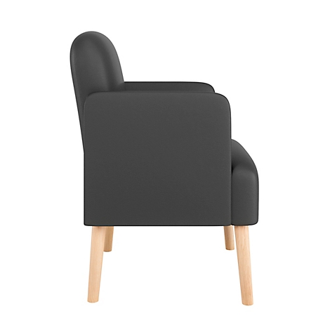 Profiel van een grijze fauteuil, lichte houten poten.