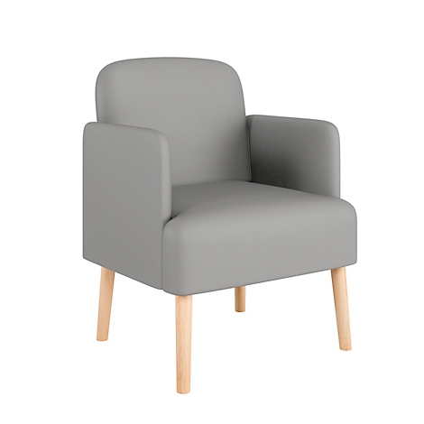 Grijze fauteuil met houten poten, tegen een witte achtergrond. Afgeronde armleuningen en rugleuning.