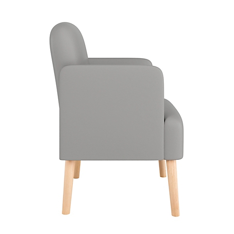 Grijze fauteuil in profiel, met lichte houten poten, armleuningen en afgeronde rugleuning.