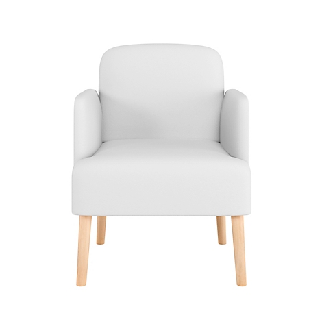 Witte fauteuil met armleuningen en licht houten poten, tegen een witte achtergrond.